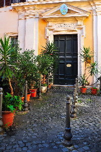 Via_di_S_Stefano_del_Cacco-Chiesa_omonima-Ingresso