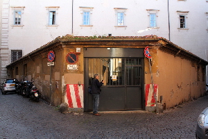 Via_di_S_Stefano_del_Cacco-Garage