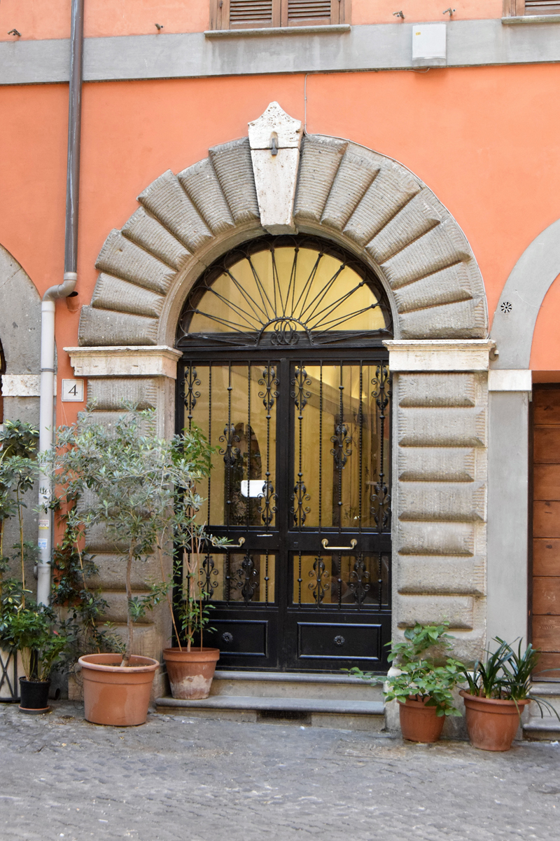 Vicolo_della_Campanella-Palazzo_al_n_4-Portone