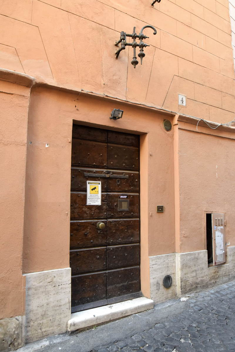 Vicolo_della_Campanella-Palazzo_al_n_4bis-Portone