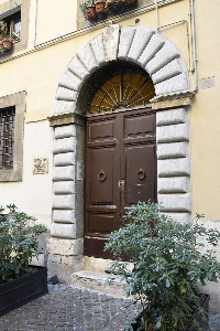 Via_dei_Bresciani-Palazzo_al_n_8-Portone