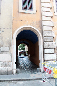 Via_del_Banco_di_S_Spirito-Ingresso_ad_Arco_dei_Banchi