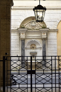 Via_del_Banco_di_S_Spirito-Palazzo_Alberini-al-n-12-Fontana