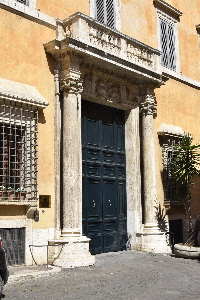 Piazzetta di S Simeone-Palazzo_Lancellotti_al_n_18-Portone