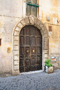 Via_dei_Coronari-Palazzo_al_n_11-Portone (2)