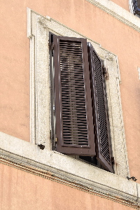 Via_dei_Coronari-Palazzo_al_n_2a-Finestra