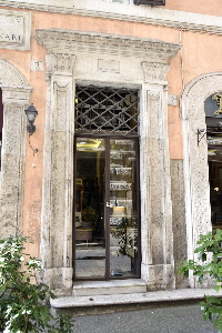 Via_dei_Coronari-Palazzo_al_n_2a-Portone