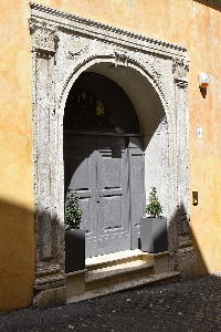Vicolo_Domizio-Palazzo_al_n_4b-Portone