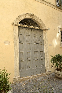 Vicolo_Domizio-Palazzo_al_n_9-Portone