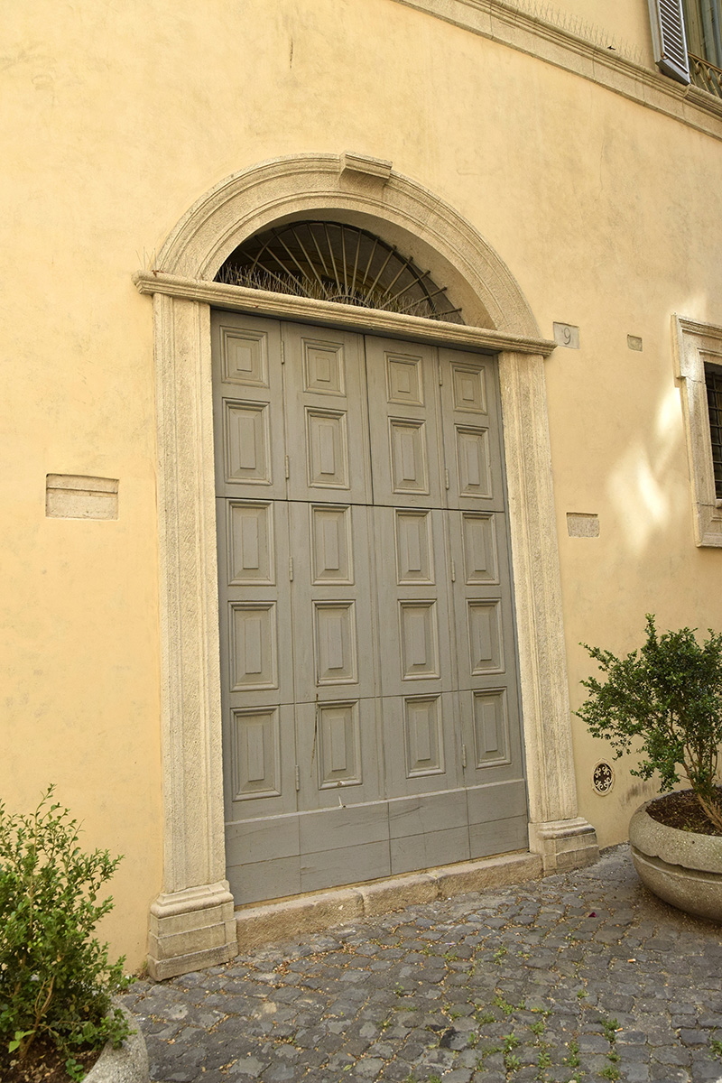 Vicolo_Domizio-Palazzo_al_n_9-Portone