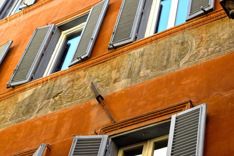 Vicolo_Sugarelli-Palazzo_al_n_1-Graffito