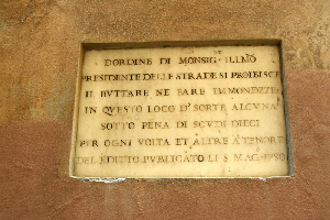 Vicolo_dei_tre_Archi-T_U