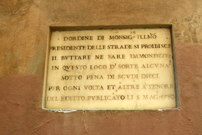 Vicolo_dei_tre_Archi-T_U