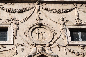 Piazza_Capo_di_Ferro-Palazzo_Spada-Capodiferro_al_n_13-Emblema_Capo_di_Ferro
