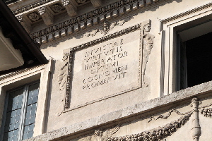 Piazza_Capo_di_Ferro-Palazzo_Spada-Capodiferro_al_n_13-Scritta_Traiano