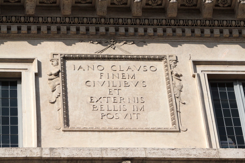 Piazza_Capo_di_Ferro-Palazzo_Spada-Capodiferro_al_n_13-Scritta_di_Cesare_Augusto