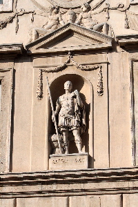 Piazza_Capo_di_Ferro-Palazzo_Spada-Capodiferro_al_n_13-Statua_di_Cesare_Dittatore