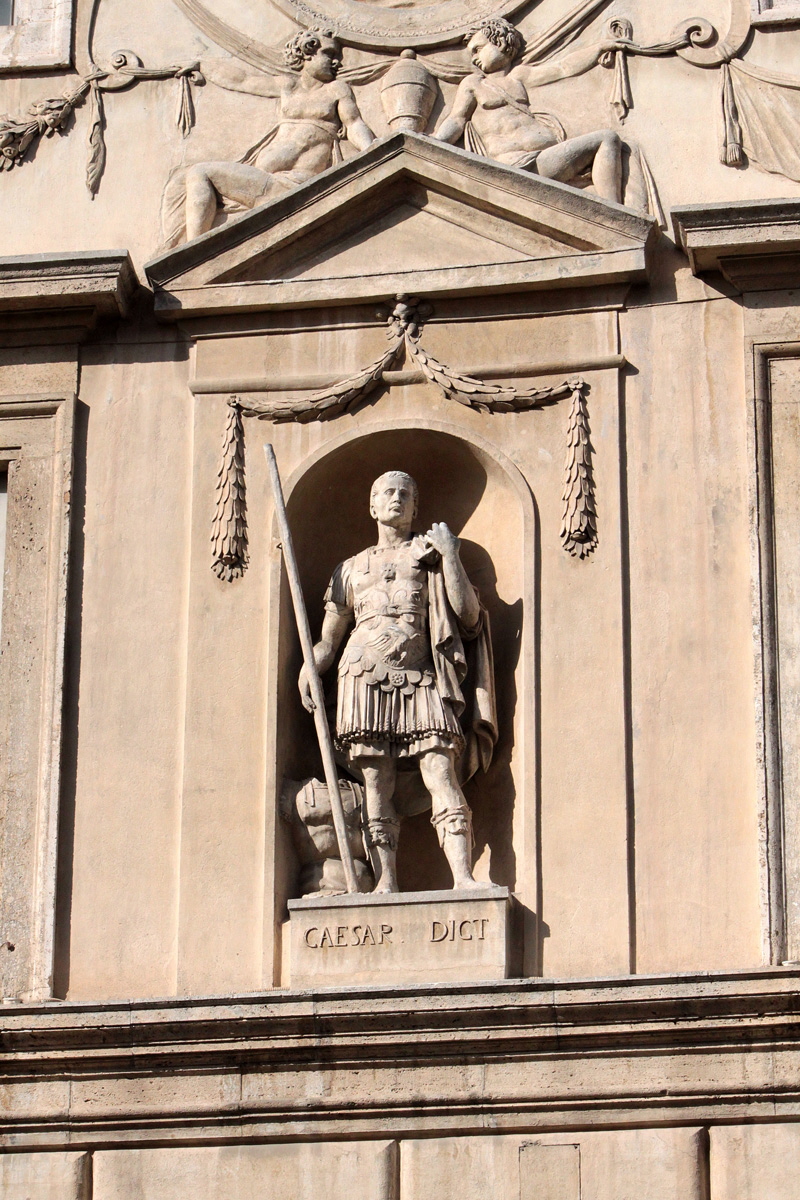 Piazza_Capo_di_Ferro-Palazzo_Spada-Capodiferro_al_n_13-Statua_di_Cesare_Dittatore