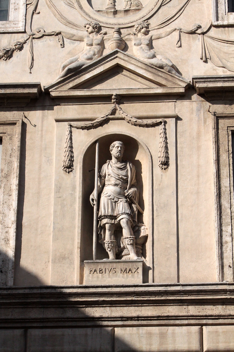 Piazza_Capo_di_Ferro-Palazzo_Spada-Capodiferro_al_n_13-Statua_di_Fabio_Massimo