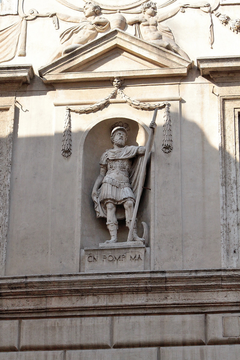 Piazza_Capo_di_Ferro-Palazzo_Spada-Capodiferro_al_n_13-Statua_di_Gneo_Pompeo_Magno