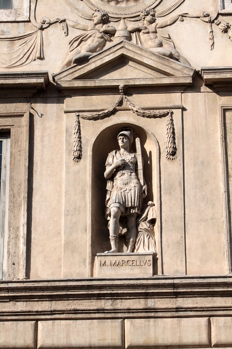 Piazza_Capo_di_Ferro-Palazzo_Spada-Capodiferro_al_n_13-Statua_di_Marco_Marcello