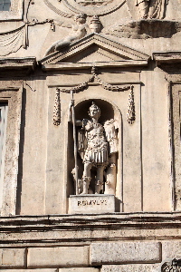 Piazza_Capo_di_Ferro-Palazzo_Spada-Capodiferro_al_n_13-Statua_di_Romolo