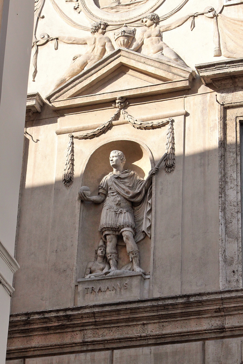 Piazza_Capo_di_Ferro-Palazzo_Spada-Capodiferro_al_n_13-Statua_di_Traiano