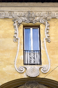 Piazza_Cenci-Palazzo_Cenci_al_n_7a-Finestra