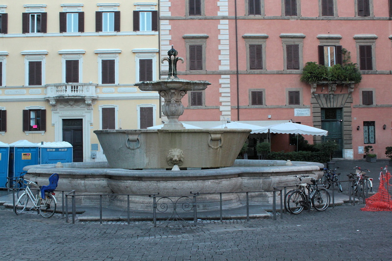 Piazza_Farnese-Fontana_destra (2)