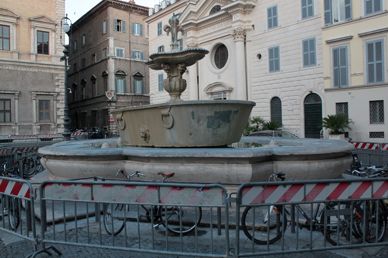 Piazza_Farnese-Fontana_sinistra (2)