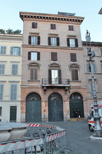 Piazza_Farnese-Palazzo_Cartoni_al_n_100-200