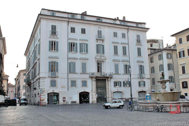 Piazza_Farnese-Palazzo_Fuconi_Pighini_del_Gallo_al_n_44 (2)