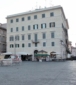 Piazza_Farnese-Palazzo_al_n_105-250