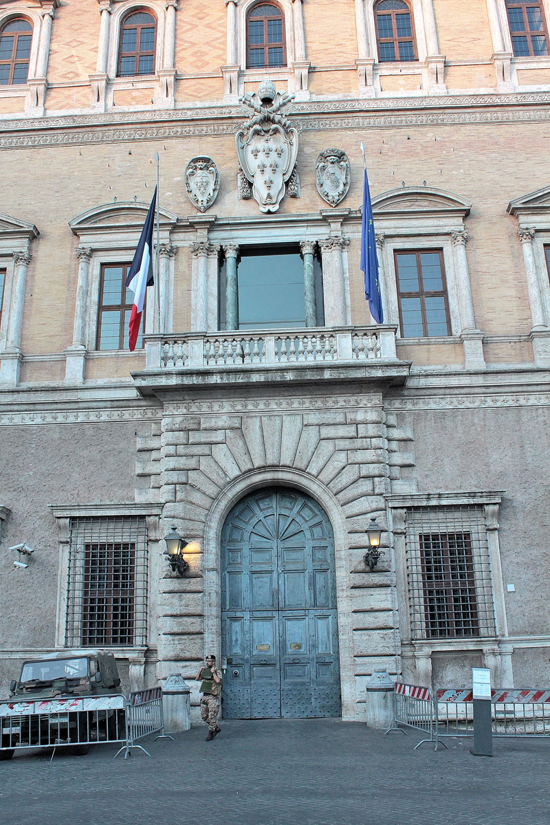 Piazza_Farnese-Palazzo_omonimo-Ingresso