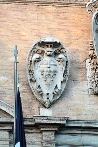 Piazza_Farnese-Palazzo_omonimo-Stemma_del_card_Ranuccio_Farnese