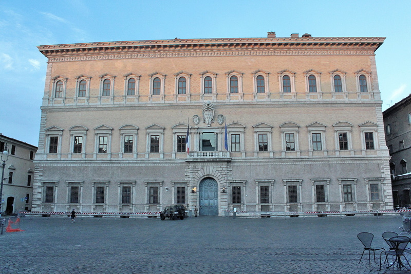 Piazza_Farnese-Palazzo_omonimo