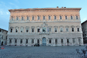 Piazza_Farnese-Palazzo_omonimo