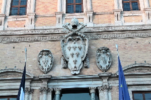 Piazza_Farnese-Palazzo_omonimo (7)