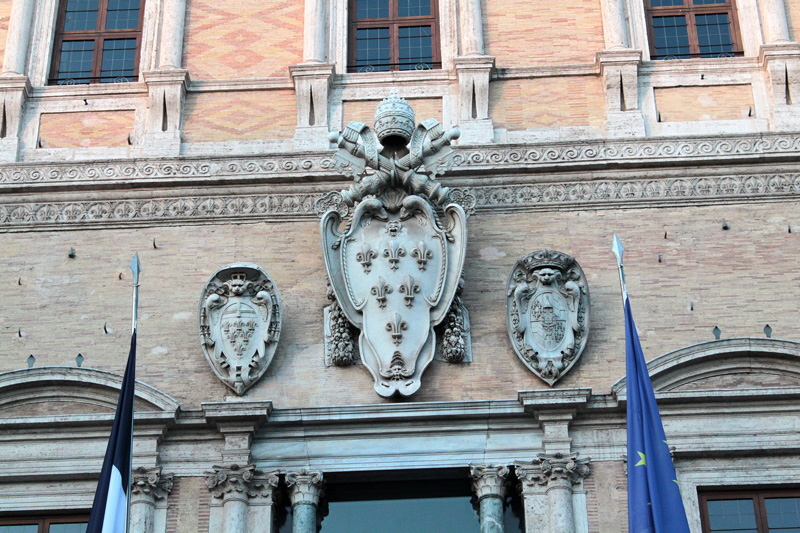 Piazza_Farnese-Palazzo_omonimo (7)