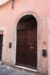 Via_dei_Balestrari-Palazzo_al_n_37-Portone