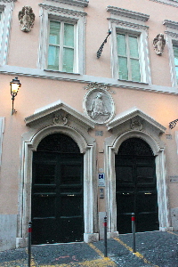 Via_dei_Farnesi-Palazzo_al_n_82-Portone