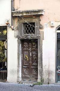 Via_dei_Giubbonari-Palazzo_al_n_109-Portone