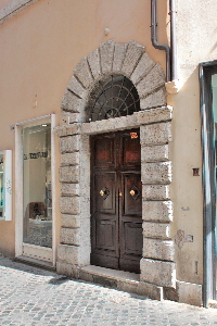 Via_dei_Giubbonari_Cairoli-Palazzo_al_n_105-Portone