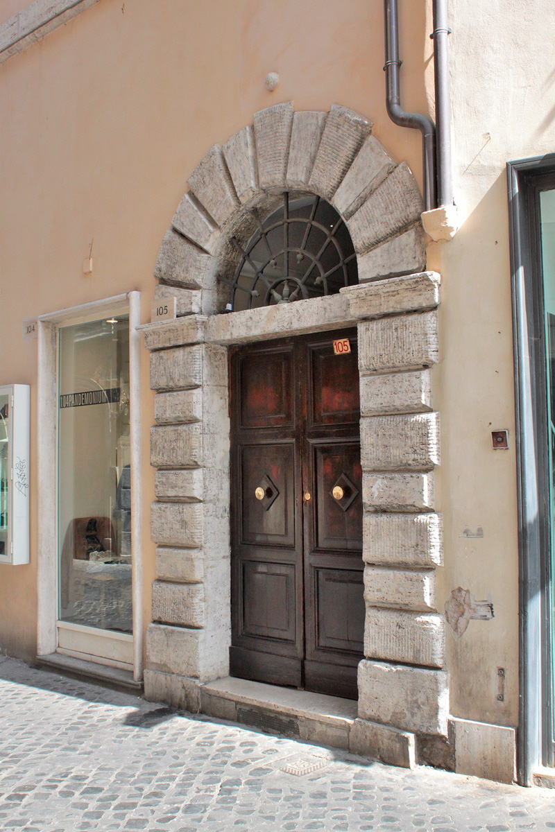 Via_dei_Giubbonari_Cairoli-Palazzo_al_n_105-Portone