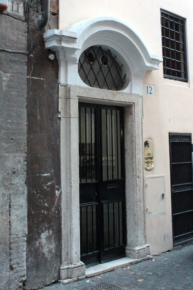 Via_della_Barchetta-Palazzo_al_n_12-Portone
