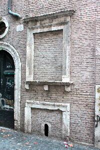 Via_della_Barchetta-Palazzo_al_n_18-Finestra