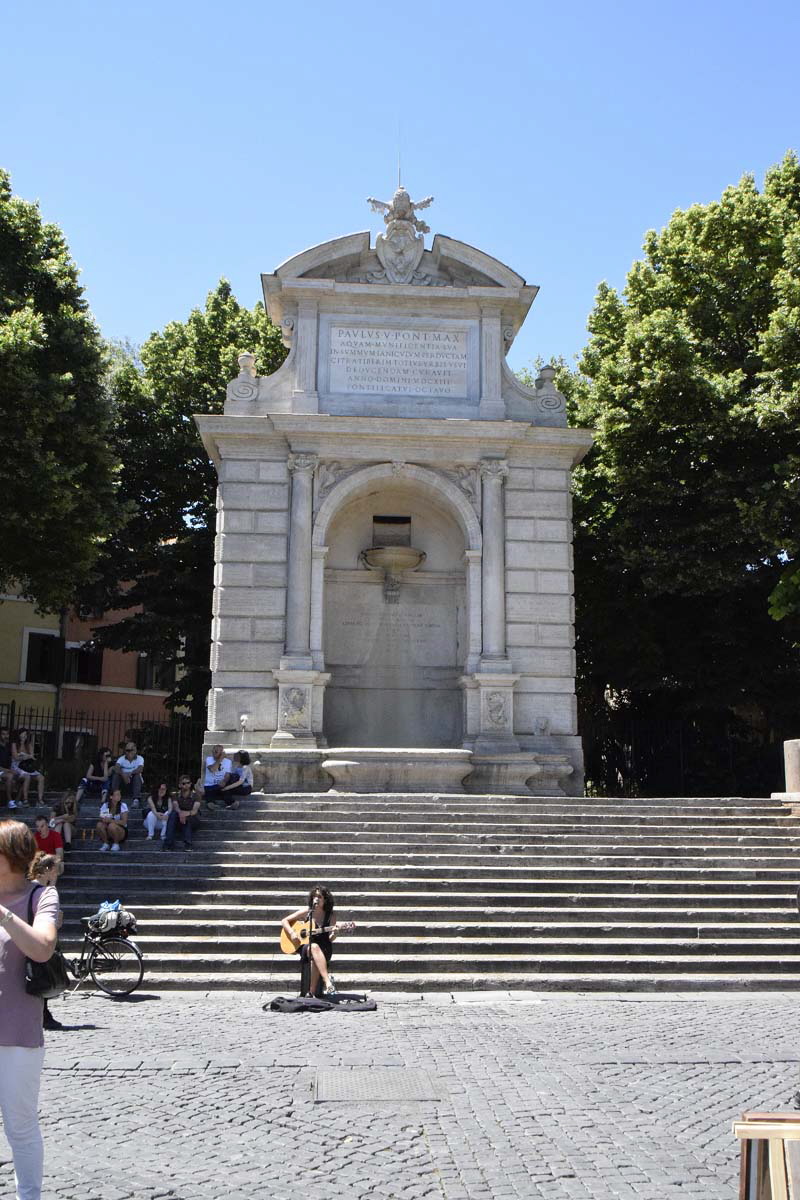 Piazza_Trilussa-Fontana_100_preti