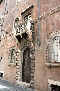 Via_Giulia-Palazzo_Arciconfraternita_dei_Fiorentini_al_n_82-Portone