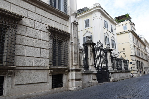 Via_Giulia-Palazzo_Falconieri_al_n_1-Cavallerizza