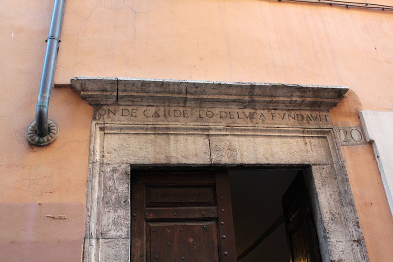 Vicolo_delle_Grotte-Palazzo_Cardelli_al_n_20-22-Architrave
